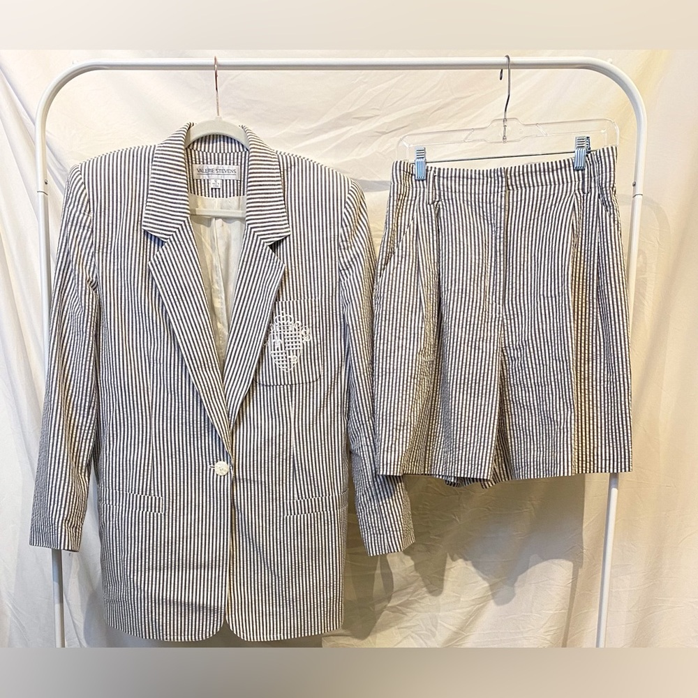 white and grey seersucker suit and shorts | M, 90s